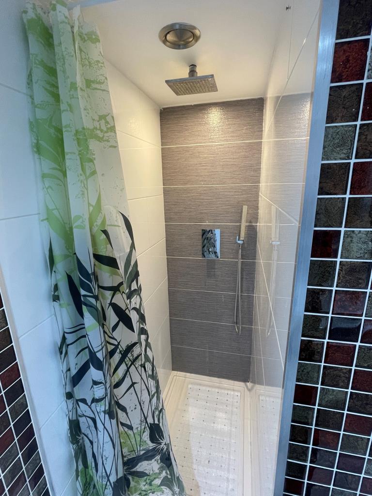 Lot: 4 - WELL PRESENTED FLAT FOR INVESTMENT - Shower with tiled walls